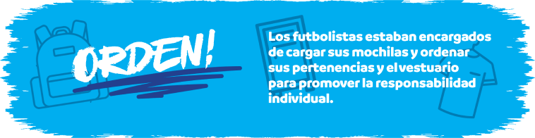 Orden - Los futbolistas estaban encargados de cargar sus mochilas y ordenar sus pertenencias y el vestuario para promover la responsabilidad individual.